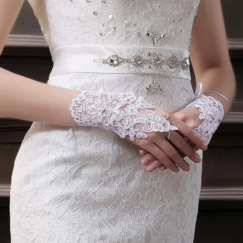 Hot Sale High Quality Write Fingerless Short Paragraph Elegant Rhinestone Bridal Wedding Gloves Wholesale Free Shipping